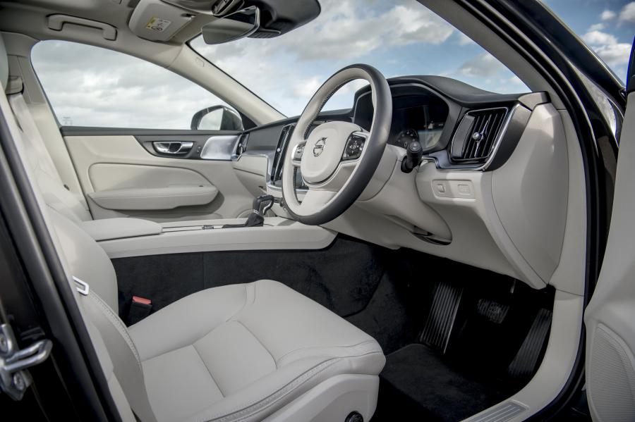 Интерьер Volvo V60 D4 Cross Country 2019 года  (UK) (фото 28 из 43)